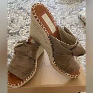 Ladies Size 9 canvas Platform Sandle